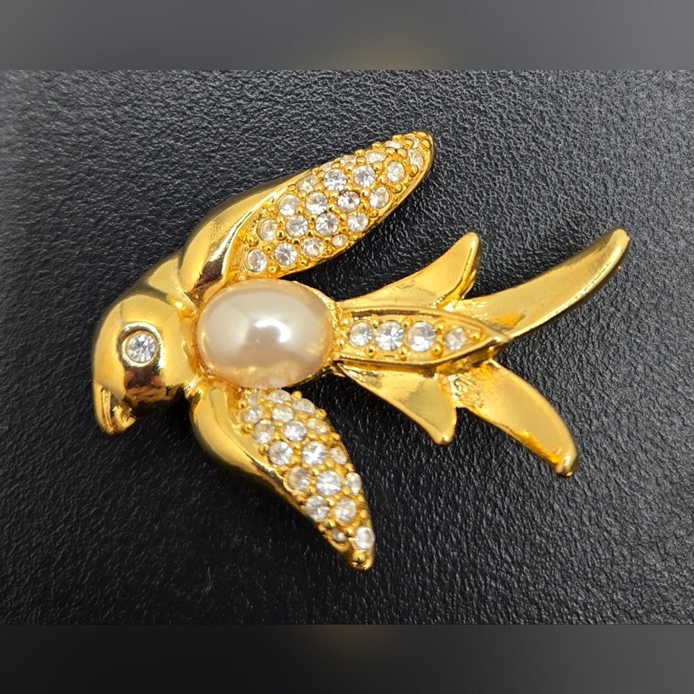 🐦 Jesara Bird Brooch Gold Tone w/Faux Pearl Belly & Crystals 1.5" X 1.25"